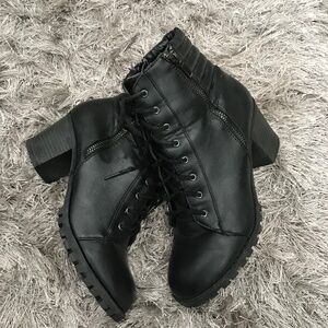 Size: 8 Color: black